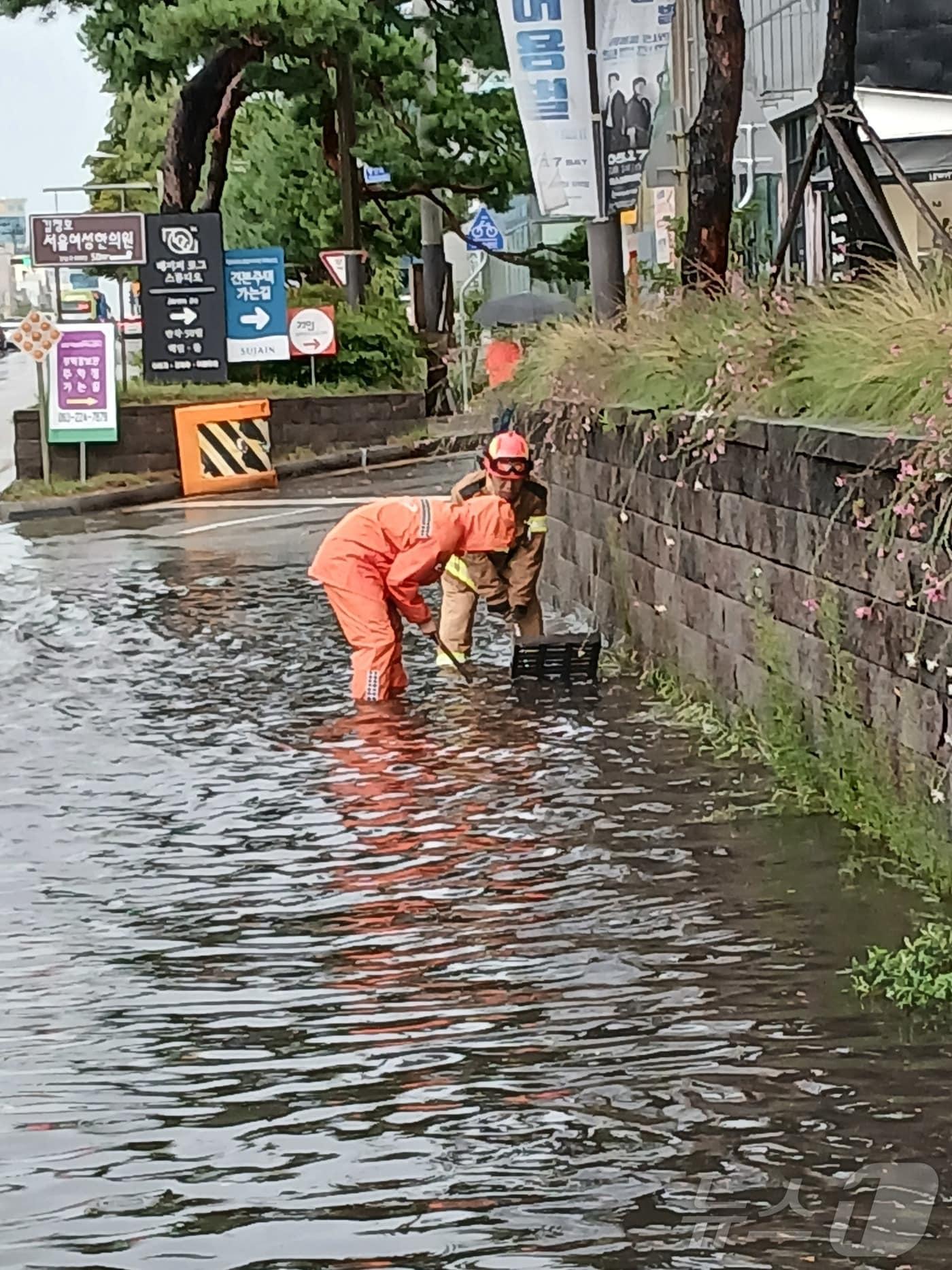 본문 이미지 - 17일 낮 12시 13분께 전북 전주시에 강한 비가 내리면서 백제대로 도로 한 구간이 침수돼 소방대원들이 현장 조치하고 있다.&#40;전북 소방 제공. 재판매 및 DB 금지&#41; ⓒ News1 장수인 기자