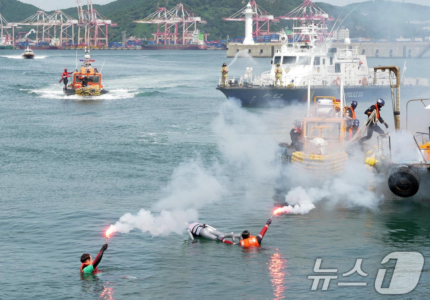 17일 오후 부산 영도구 부산해양경찰서 전용부두 앞 해상에서 낚시어선 사고 대응 훈련이 진행되고 있다. &#40;부산해경 제공. 재판매 및 DB 금지&#41; 2025.9.17/뉴스1 ⓒ News1 윤일지 기자