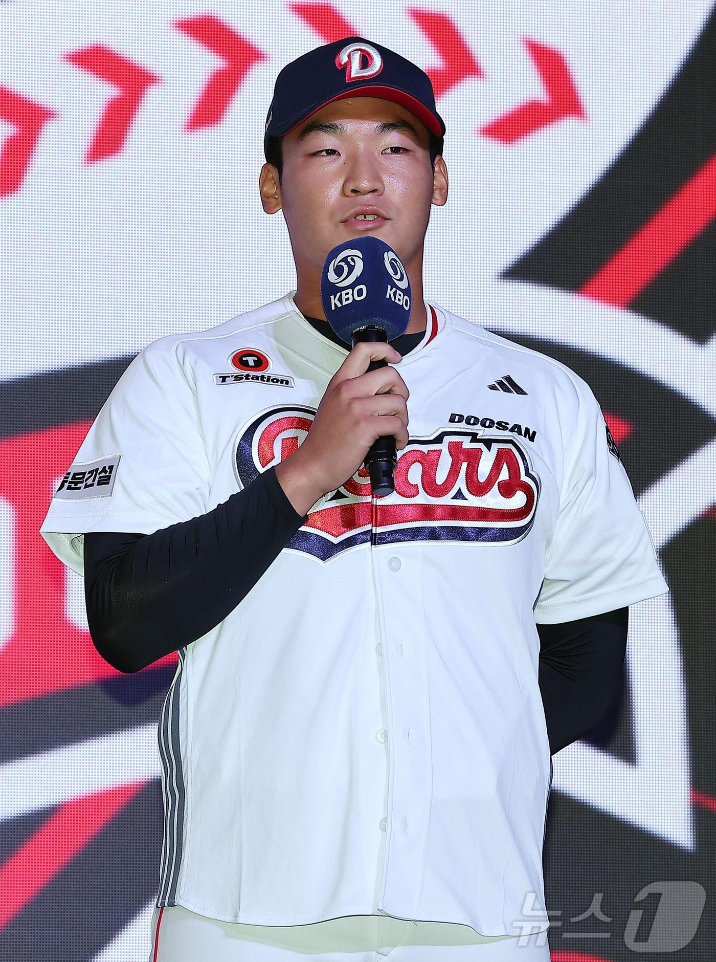 본문 이미지 - 17일 오후 서울 송파구 롯데호텔 월드에서 열린 ‘2026 KBO 신인 드래프트’에서 1라운드 7순위로 두산 베어스에 선발된 김주오가 소감을 말하고 있다. 2025.9.17/뉴스1 ⓒ News1 김진환 기자