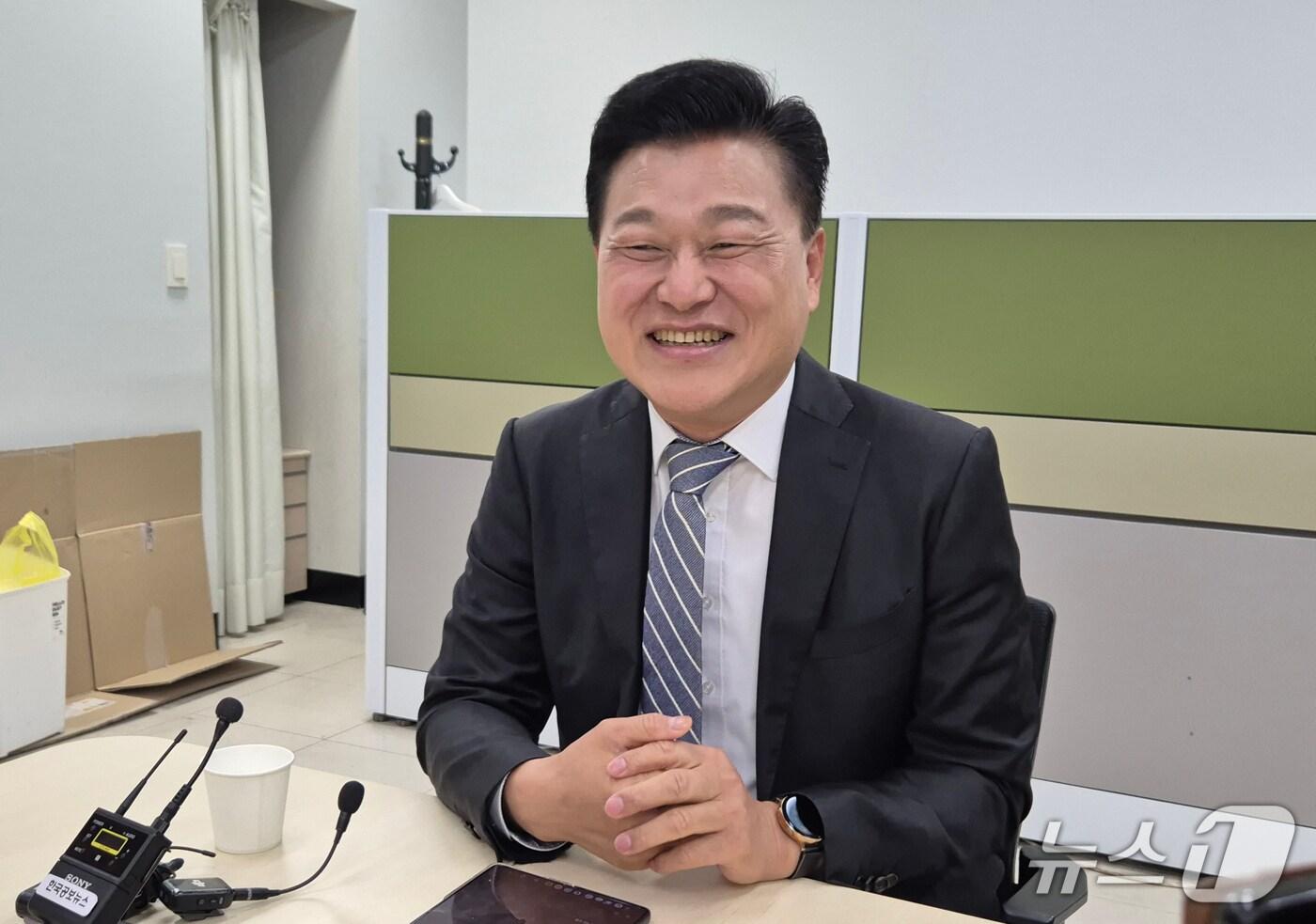 신용한 대통령 직속 지방시대위원회 부위원장이 17일 충북도청 기자실을 찾아 기자 질문에 답하고 있다.