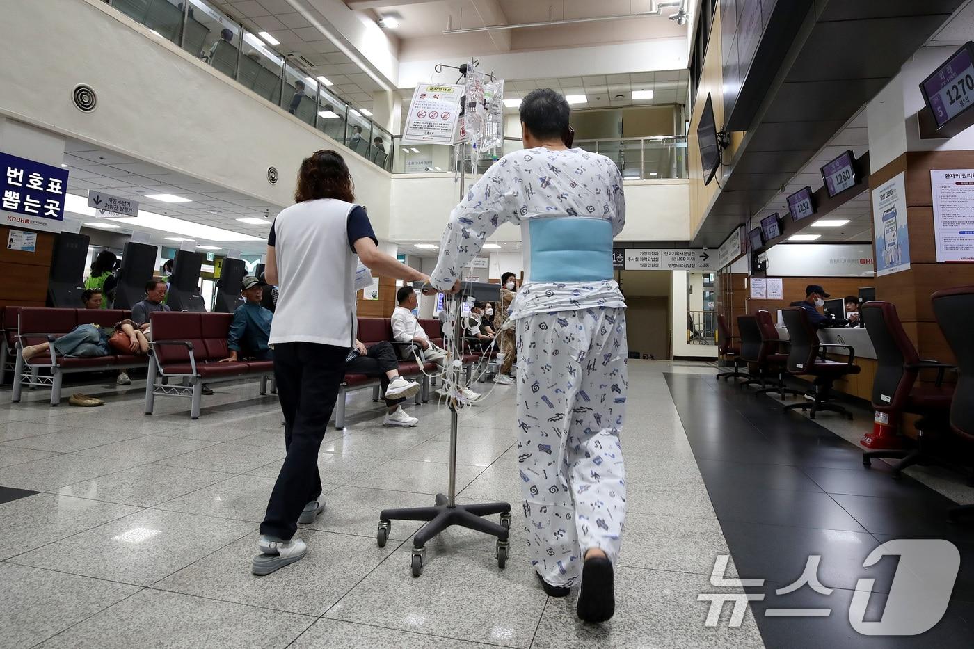 17일 대구 중구 경북대병원에서 간병인이 환자와 함께 이동하고 있다. 2025.9.17/뉴스1 ⓒ News1 공정식 기자