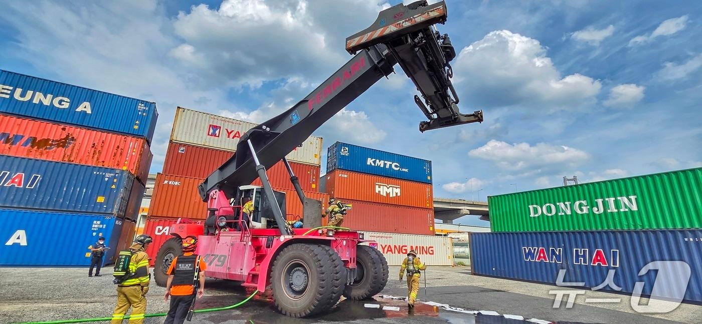 본문 이미지 - 소방대원들이 17일 남구 매암동의 한 작업현장에서 발생한 화재를 진압하고 있다. (울산소방본부 제공. 재판매 및 DB금지) /뉴스1