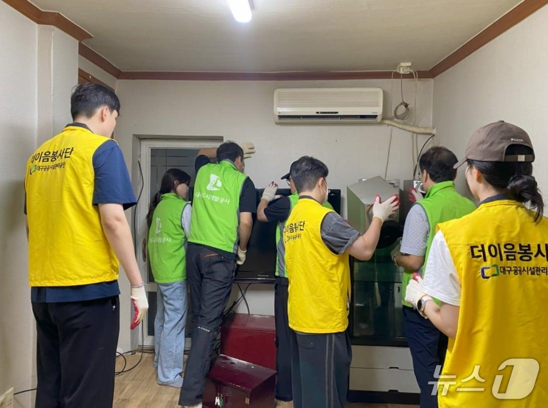 본문 이미지 - &#39;사랑의 집수리&#39; 봉사활동에 나선 대구도시개발공사 임직원들이 기초생활수급자 가구의 방을 정리하고 있다.&#40;대구도시개발공사 제공. 재판매 및 DB 금지&#41;