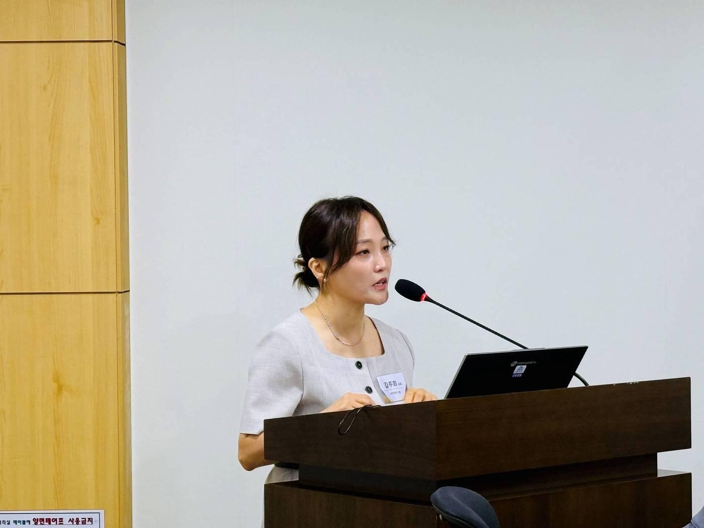 본문 이미지 -  인벤티지랩 김주희 대표가 17일 열린 ‘마약중독 치료의 현황과 국가 주도 치료제 확보 필요성’ 세미나에서 발표하고 있다. &#40;인벤티지랩 제공&#41;