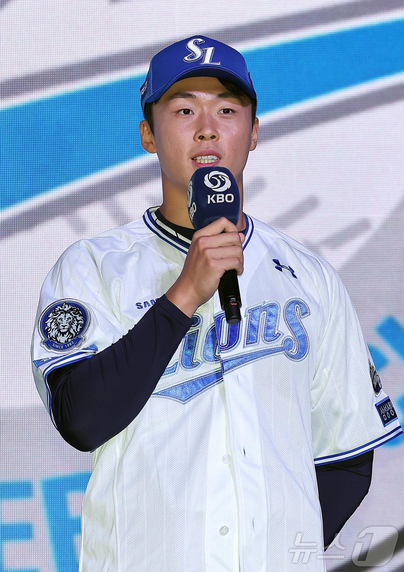 본문 이미지 - 17일 오후 서울 송파구 롯데호텔 월드에서 열린 ‘2026 KBO 신인 드래프트’에서 1라운드 9순위로 삼성 라이온즈에 선발된 이호범이 소감을 말하고 있다. 2025.9.17 ⓒ 뉴스1 김진환 기자