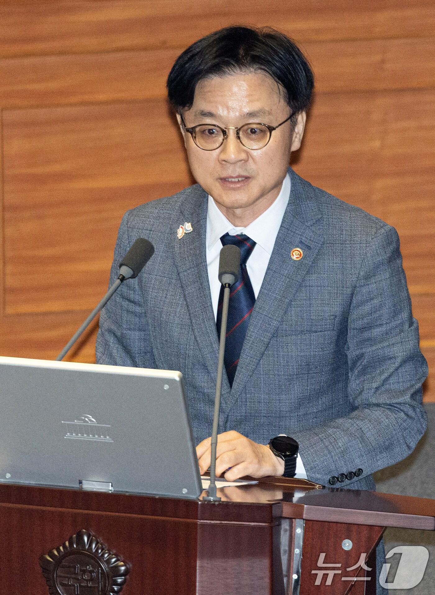 본문 이미지 - 김정관 산업통상자원부 장관이 17일 서울 여의도 국회에서 열린 제429회 국회&#40;정기회&#41; 제7차 본회의에서 이언주 더불어민주당 의원의 경제에 관한 대정부 질문에 답변하고 있다. 2025.9.17/뉴스1 ⓒ News1 이승배 기자