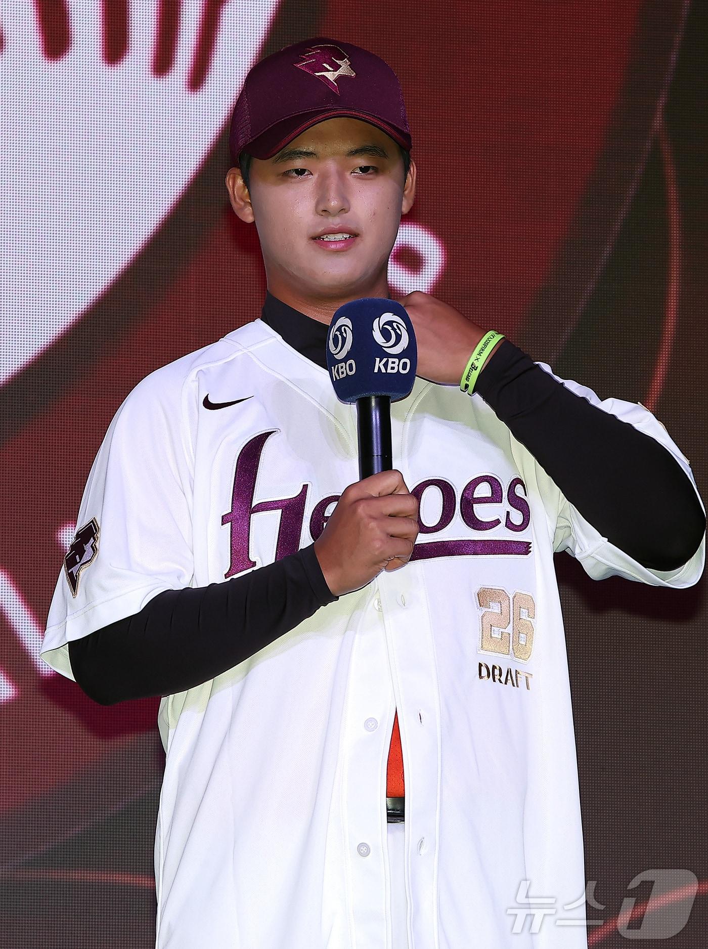 본문 이미지 - 17일 오후 서울 송파구 롯데호텔 월드에서 열린 ‘2026 KBO 신인 드래프트’에서 1라운드 1순위로 키움 히어로즈에 선발된 박준현이 소감을 말하고 있다. 2025.9.17/뉴스1 ⓒ News1 김진환 기자