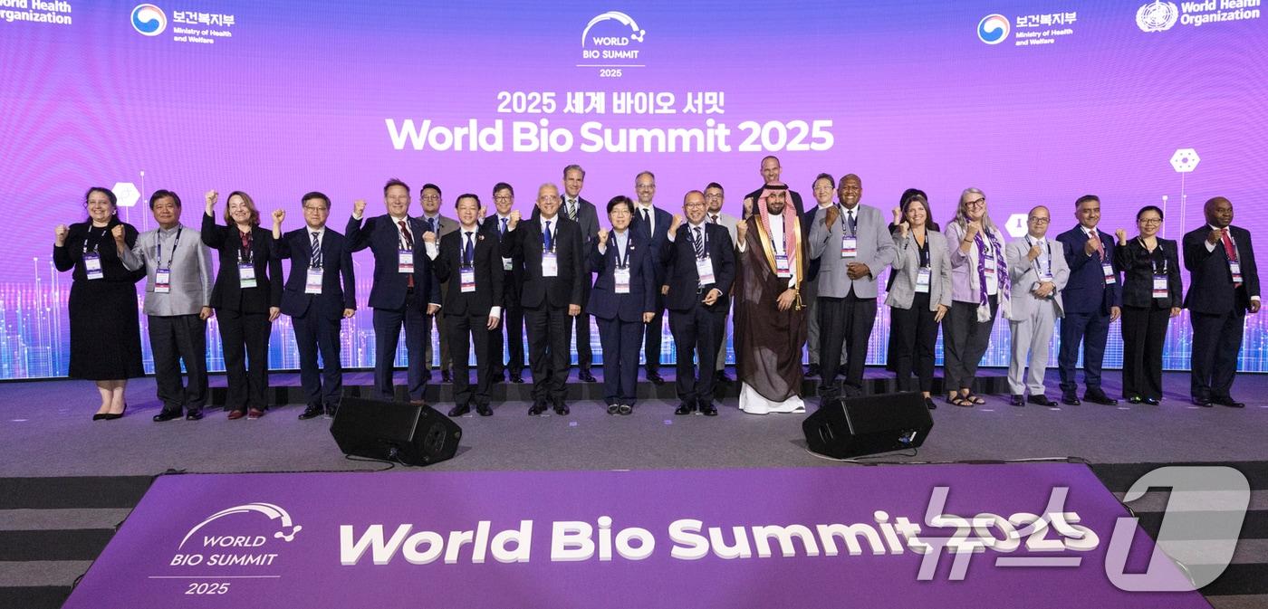 정은경 보건복지부 장관이 17일 복지부와 세계보건기구&#40;WHO&#41;가 서울 중구 신라호텔에서 개최한 &#39;2025 세계 바이오 서밋&#39;에 참석해 주요 참석자들과 함께 기념 촬영을 하고 있다. &#40;보건복지부 제공. 재판매 및 DB 금지&#41; 2025.9.17/뉴스1