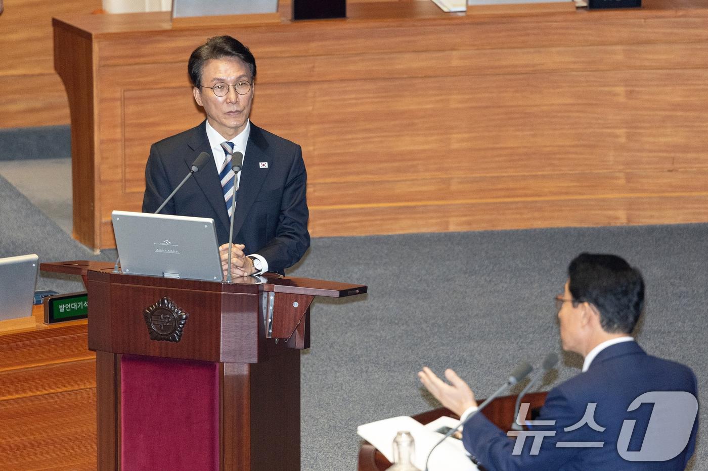 김민석 국무총리가 17일 서울 여의도 국회에서 열린 제429회 국회&#40;정기회&#41; 제7차 본회의 경제에 관한 대정부 질문을 듣고 있다. 2025.9.17/뉴스1 ⓒ News1 이승배 기자