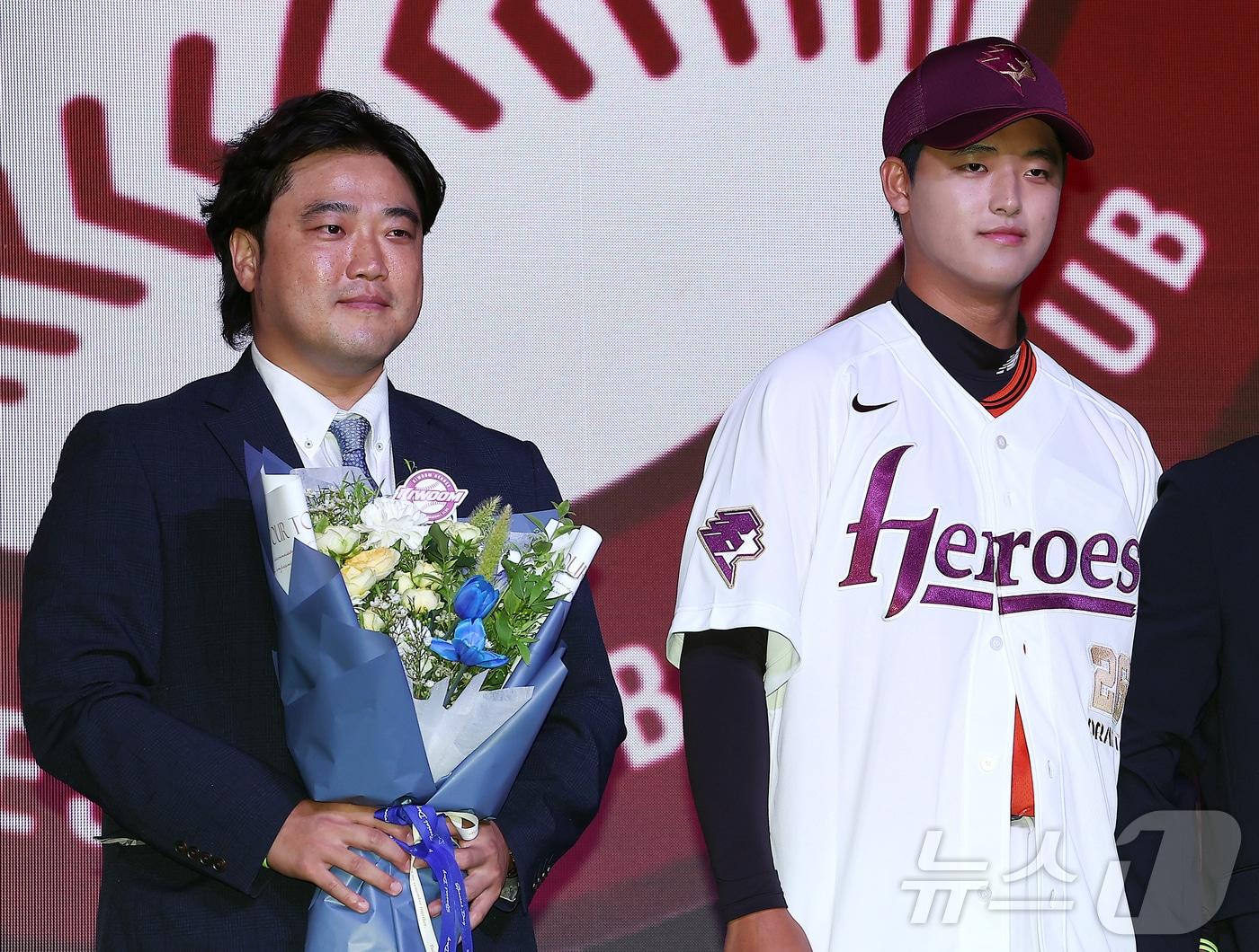 본문 이미지 - ‘2026 KBO 신인 드래프트’에서 1라운드 1순위로 키움 히어로즈에 선발된 박준현&#40;오른쪽&#41;이 아버지 박석민 전 코치와 기념 촬영을 하고 있다. /뉴스1 ⓒ News1 김진환 기자
