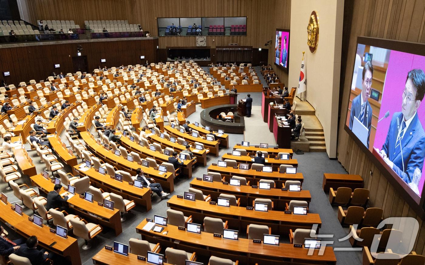 17일 서울 여의도 국회에서 열린 제429회 국회&#40;정기회&#41; 제7차 본회의에서 경제에 관한 대정부 질문이 진행되는 가운데 의원들의 빈자리가 보이고 있다. 2025.9.17/뉴스1 ⓒ News1 이승배 기자