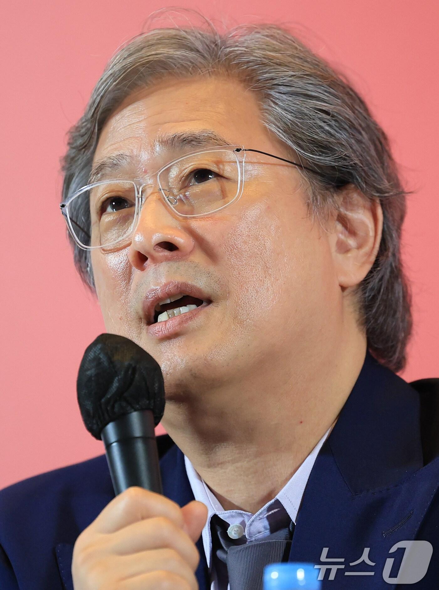 본문 이미지 - 박찬욱 감독이 17일 부산 해운대구 영화의전당 중극장에서 열린 제30회 부산국제영화제(BIFF) 개막작 ‘여쩔수가없다’ 기자간담회에 참석해 취재진 질문에 답하고 있다. ‘어쩔수가없다'는 '다 이루었다'고 느낄 만큼 삶이 만족스러웠던 회사원 만수(이병헌 분)가 덜컥 해고된 후, 아내와 두 자식을 지키기 위해 어렵게 장만한 집을 지켜내기 위해 재취업을 향한 자신만의 전쟁을 준비하며 벌어지는 이야기를 그렸다. 2025.9.17/뉴스1 ⓒ News1 권현진 기자