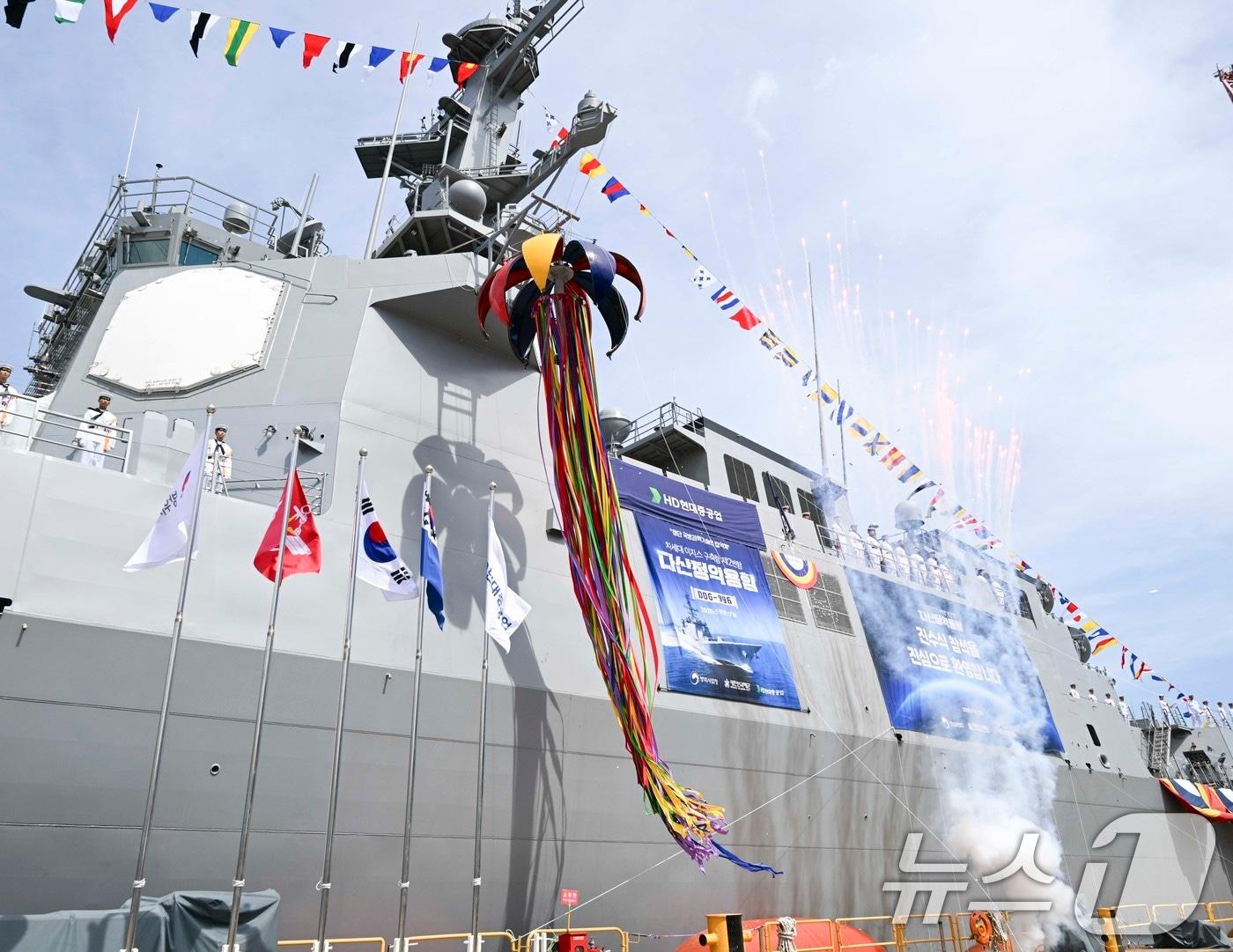 본문 이미지 - 17일 울산 HD현대중공업에서 열린 광개토-III Batch-II 2번함 &#39;다산정약용함&#39; 진수식에서 함 진수를 축하하는 박이 터지고 있다. &#40;해군 제공. 재판매 및 DB 금지&#41; 2025.9.17/뉴스1