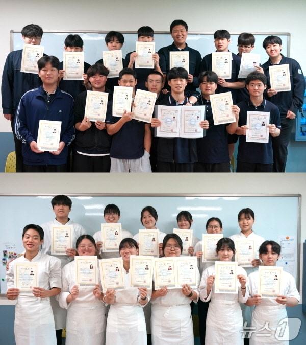 본문 이미지 - 전북유니텍고 3학년 학생 30명 전원이 산업기사 자격증 시험에 합격했다. 사진 위쪽은 EV기계과, 사진 아래 조리테크과.&#40;전북교육청 제공, 재판매 및 DB 금지&#41;/뉴스1