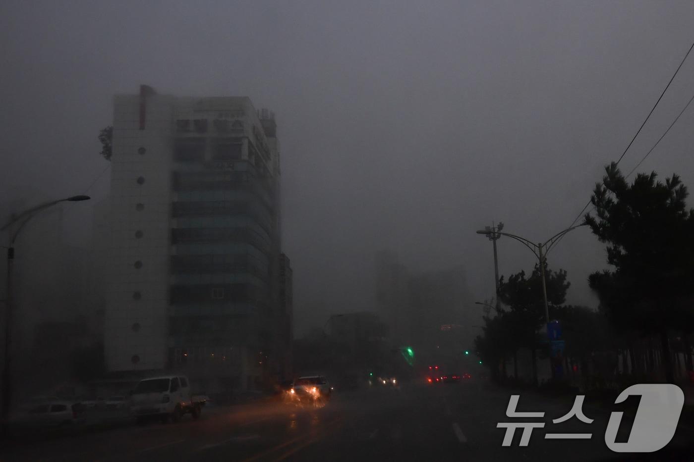 17일 오후 경북 포항시에 국지성 소나기가 쏟아지면서 도심이 어두워졌다. 2025.9.17/뉴스1 ⓒ News1 최창호 기자