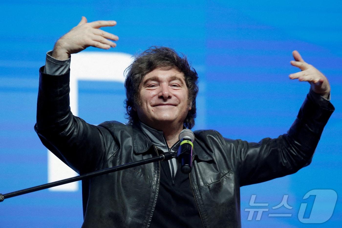 하비에르 밀레이 아르헨티나 대통령이 16일&#40;현지시간&#41; 파라과이 아순시온에서 열린 파라과이 산업 기업가 포럼&#40;FEIP&#41;에서 손짓을 하고 있다. 2025.9.16 ⓒ 로이터=뉴스1 ⓒ News1 김경민 기자