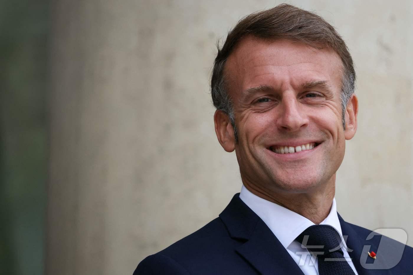 에마뉘엘 마크롱 프랑스 대통령이 16일&#40;현지시간&#41; 파리 엘리제궁을 방문한 안토니우 코스타 유럽의회 상임의장을 기다리며 취재진을 향해 미소 짓고 있다. 2025.9.16 ⓒ AFP=뉴스1 ⓒ News1 강민경 기자