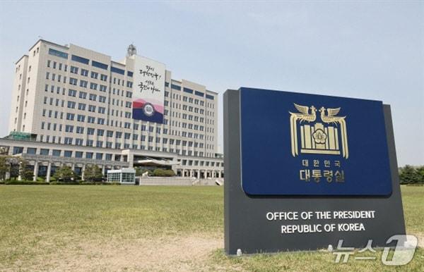 본문 이미지 - 17일 가세로 태안군수가 대통령실 관계자들을 만나 가로림만 해상교량 건립사업과 RE100 국가산업단지 조성을 건의했다. 사진은 대통령실 모습&#40;태안군 제공. 재판매 및 DB금지&#41;2025.9.17/뉴스1