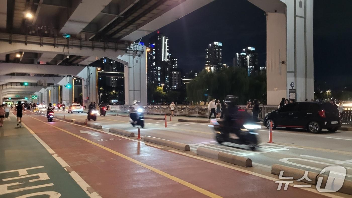 지난 13일 오후 11시쯤 서울 서초구 잠수교에서 오토바이들이 모여 도로를 질주하고 있다. 2025.09.13/ⓒ 뉴스1 이정환 기자