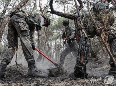 본문 이미지 - 이승룡 육군학생군사학교 주무관이 촬영해 대상을 수상한 &#39;화마의 흔적&#39;&#40;육군 제공&#41;