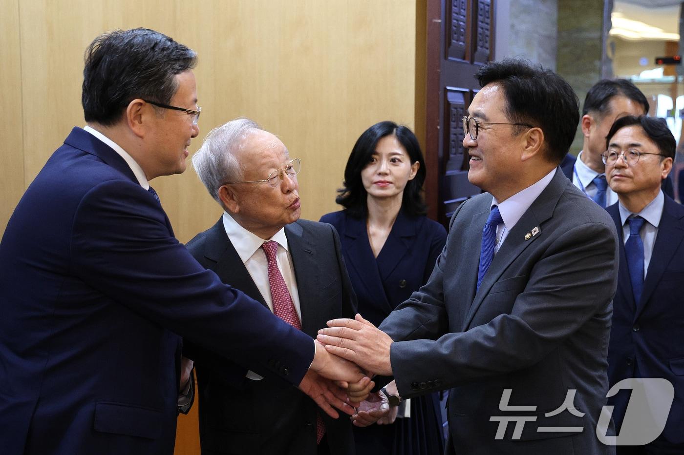 우원식 국회의장(오른쪽)이 17일 오후 서울 여의도 국회에서 한중경영자회의 참석차 방한한 중국 기업인들을 접견하고 있다. 가운데는 손경식 한국경영자총협회 회장. 2025.9.17/뉴스1 ⓒ News1 신웅수 기자