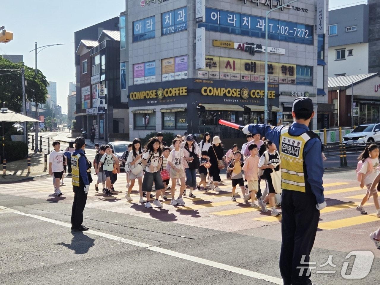 본문 이미지 -  17일 제주자치경찰단은 이날부터 제주 지역 26개 초등학교에 자치경찰을, 59개 초등학교에는 주민자치경찰대와 시니어클럽 인력을 배치했다.(제주자치경찰단 제공. 재판매 및 DB 금지)/뉴스1