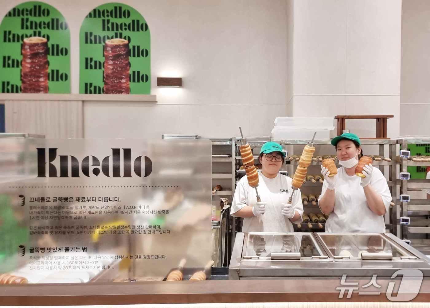 본문 이미지 - 끄네들로 관계자들이 체코 전통 빵 '굴뚝 빵'을 소개하고 있다.(신세계 센텀시티 제공. 재판매 및 DB 금지)