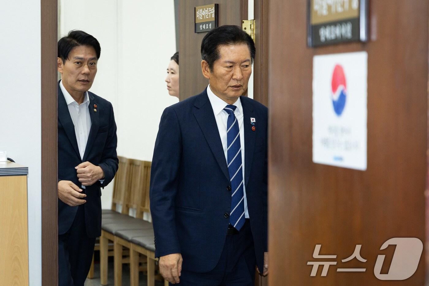 정청래 더불어민주당 대표가 17일 서울 여의도 국회에서 열린 언론 현업 4단체장들과의 비공개 간담회를 위해 당대표실을 나와 회의실로 향하고 있다. 왼쪽은 한민수 당대표 비서실장 2025.9.17/뉴스1 ⓒ News1 유승관 기자