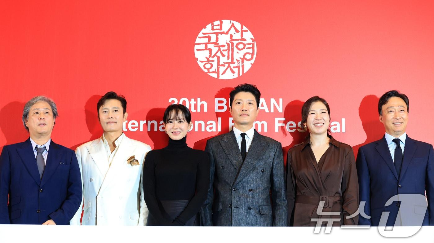 박찬욱 감독(왼쪽부터)과 배우 이병헌, 손예진, 박희순, 염혜란, 이성민이 17일 부산 해운대구 영화의전당 중극장에서 열린 제30회 부산국제영화제(BIFF) 개막작 ‘여쩔수가없다’ 기자간담회에 참석해 포즈를 취하고 있다. ‘어쩔수가없다'는 '다 이루었다'고 느낄 만큼 삶이 만족스러웠던 회사원 만수(이병헌 분)가 덜컥 해고된 후, 아내와 두 자식을 지키기 위해 어렵게 장만한 집을 지켜내기 위해 재취업을 향한 자신만의 전쟁을 준비하며 벌어지는 이야기를 그렸다. 2025.9.17/뉴스1 ⓒ News1 권현진 기자