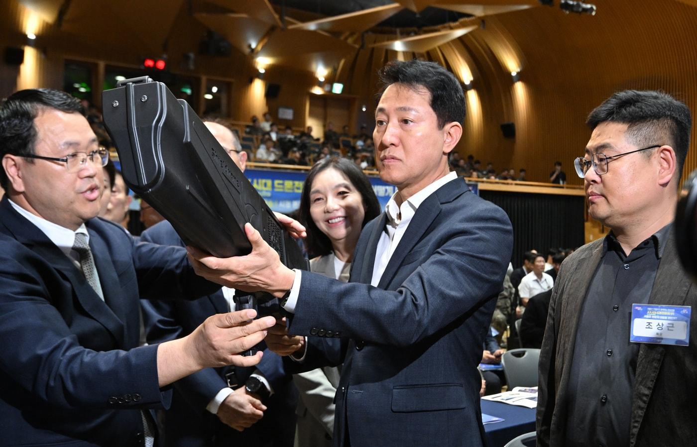 오세훈 서울시장이 17일 서울시청 다목적홀에서 열린 &#39;제5차 서울시 안보포럼&#39;에서 대드론 장비를 살펴보고 있다.&#40;서울시 제공&#41;