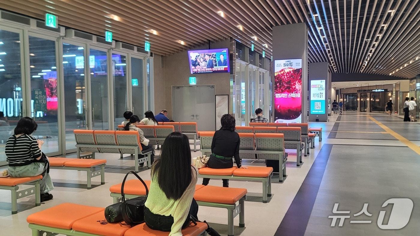 17일 청주고속버스터미널 대합실에서 시민들이 버스를 기다리고 있다.2025.9.17/뉴스1 임양규 기자