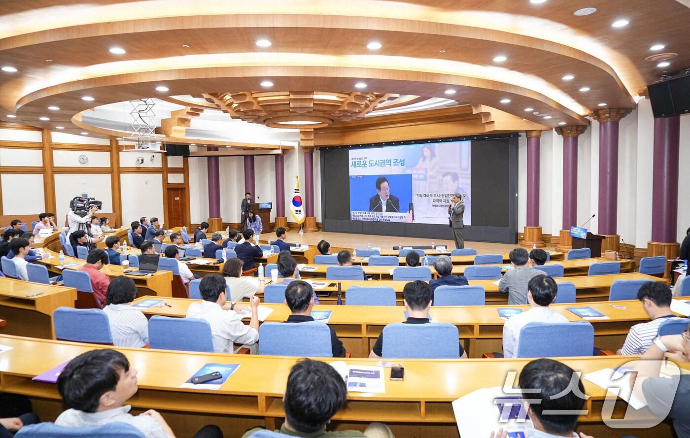 강기정 광주시장이 17일 서울 여의도 국회의원회관 제1소회의실에서 열린 &#39;AI모빌리티 신도시 구상 국회 정책토론회&#39;에 참석해 &#39;광주 미래 모빌리티 특화도시 조성&#39;을 주제로 발표하고 있다.&#40;광주시 제공. 재판매 및 DB 금지&#41; 