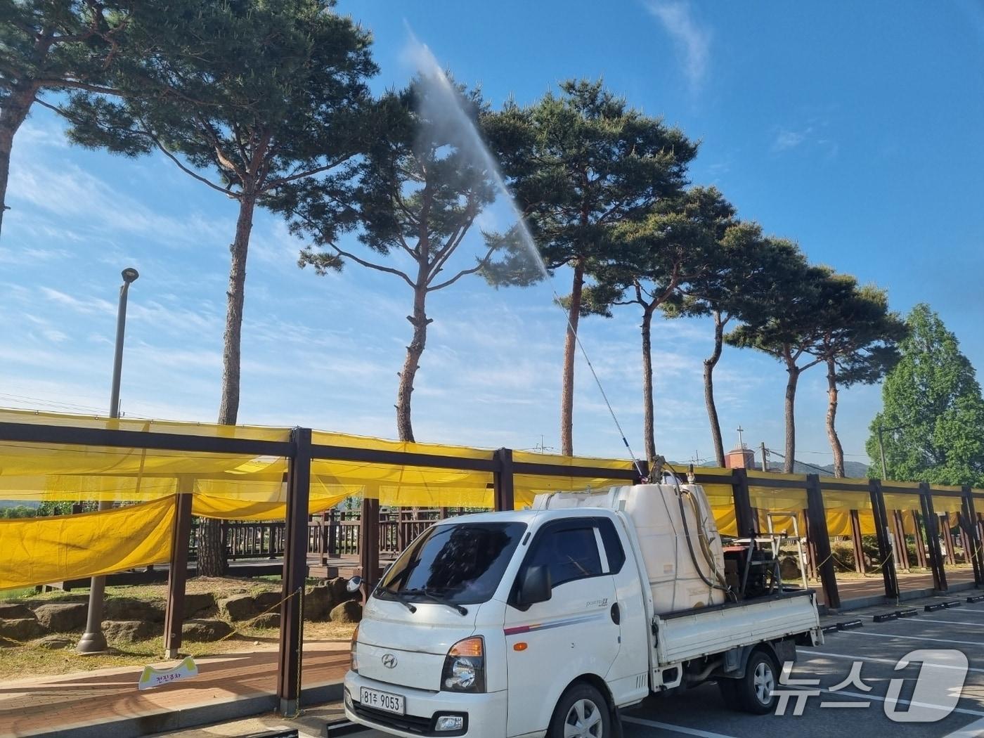 본문 이미지 - 돌발해충 방제.(전남도 제공. 재판매 및 DB금지) 2025.9.17/뉴스1