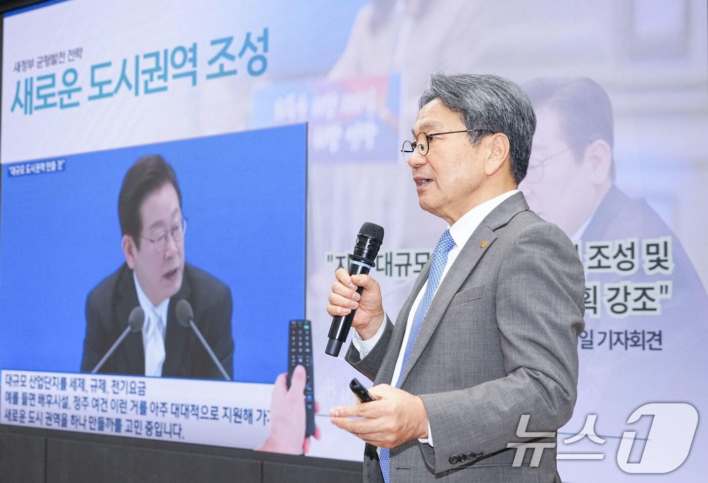 강기정 광주시장이 17일 서울 여의도 국회의원회관 제1소회의실에서 열린 'AI모빌리티 신도시 구상 국회 정책토론회'에 참석해 '광주 미래 모빌리티 특화도시 조성'을 주제로 발표하고 있다.(광주시 제공. 재판매 및 DB 금지) 2025.9.17/뉴스1
