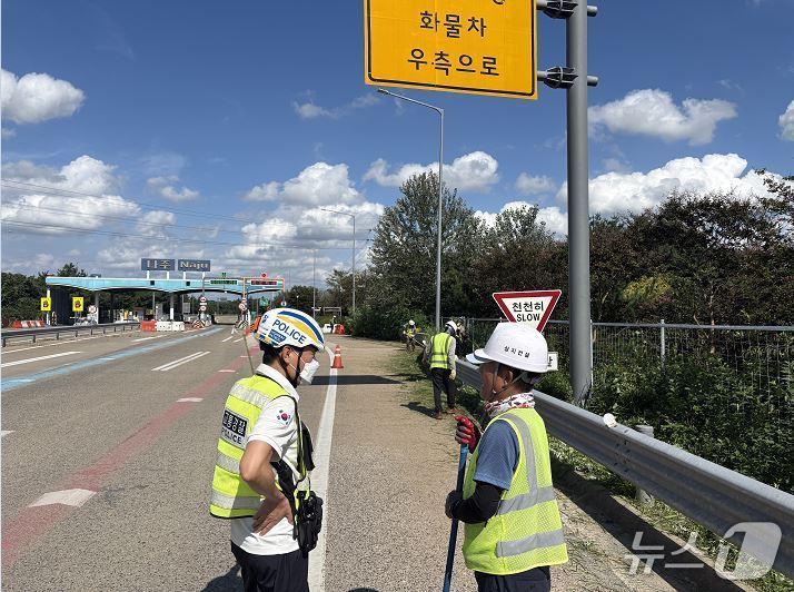본문 이미지 - 전남경찰청 고속도로순찰대가 한국도로공사 광주전남본부와 함께 고속도로변에서 예초 작업을 하고 있다.(전남경찰청 제공. 재판매 및 DB 금지)
