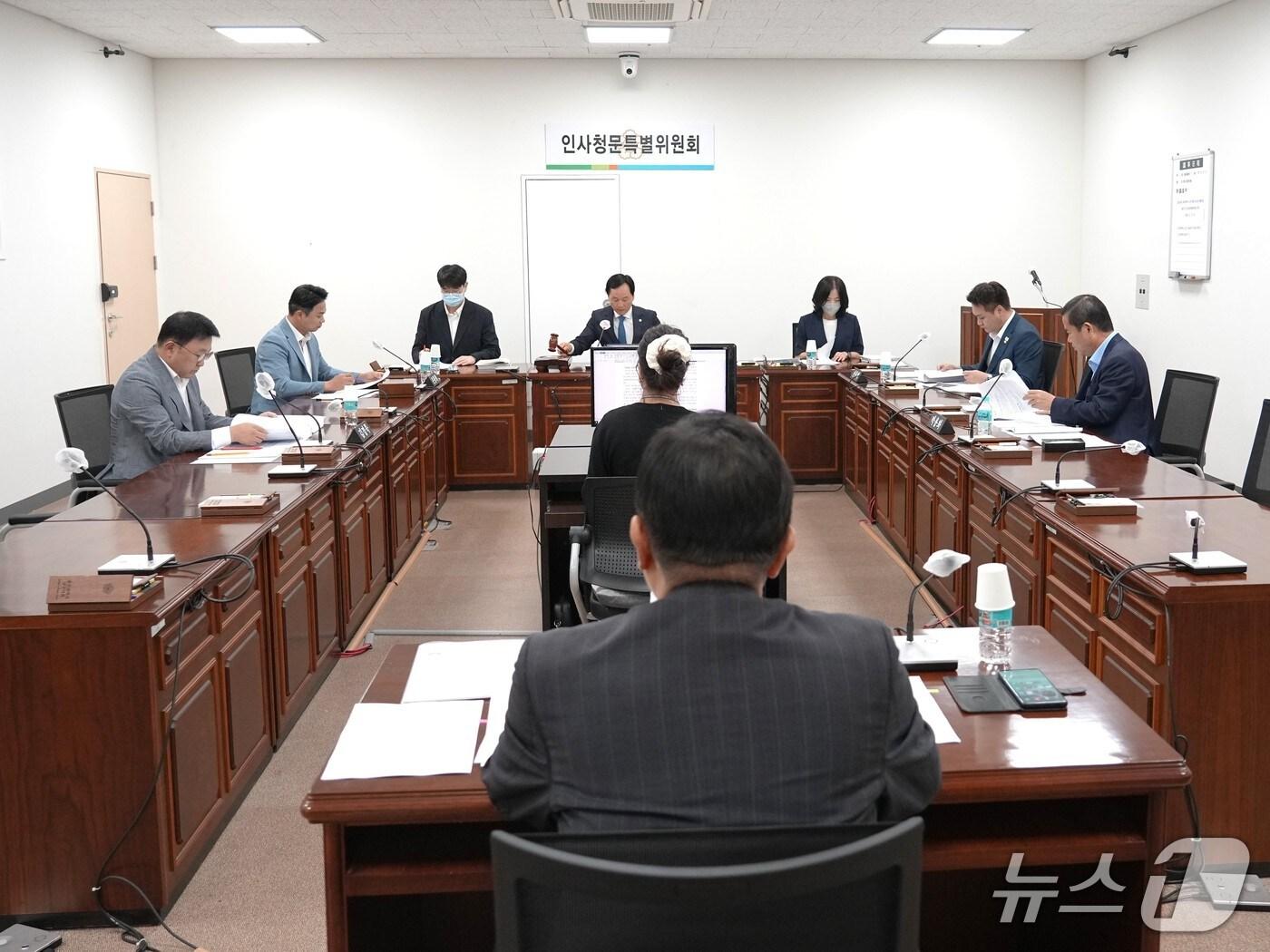 본문 이미지 - 17일 광주 남구의회가 인사청문회를 개최하고 남구시설관리공단 이사장 임명 전 검증 절차를 진행하고 있다.&#40;광주 남구의회 제공. 재판매 및 DB 금지&#41;