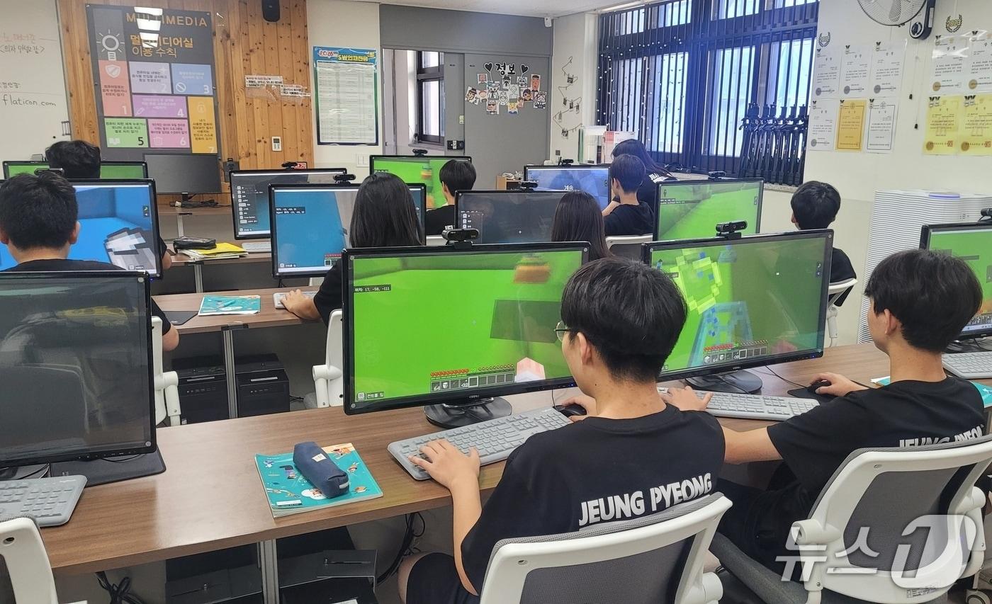 충북 증평중학교는 17일 교내 강당에서 게이미피케이션(Gamification, 게임화 방식)을 활용해 장애에 관한 올바른 이해를 돕고 공감 능력을 기르는 교육을 진행했다.(괴산증평교육지원청 제공, 재판매 및 DB금지)/뉴스1.
