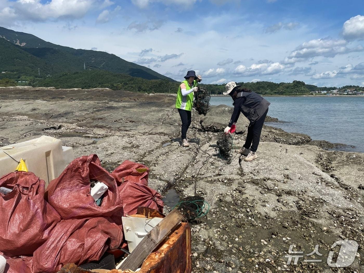 본문 이미지 - 영산강유역환경청 관계자 등이 17일 오전 경남 하동군 특정도서 5개소에서 민관 합동 해양 쓰레기 수거 정화활동을 실시하고 있다. (영산강청 제공. 재판매 및 DB 금지)