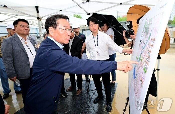 본문 이미지 - 유정복 인천시장이 17일 남동국가산업단지 공영주차장 조성 현장을 방문해 사업 추진 상황을 점검하고 있다. (인천시 제공.재판매 및 DB금지)