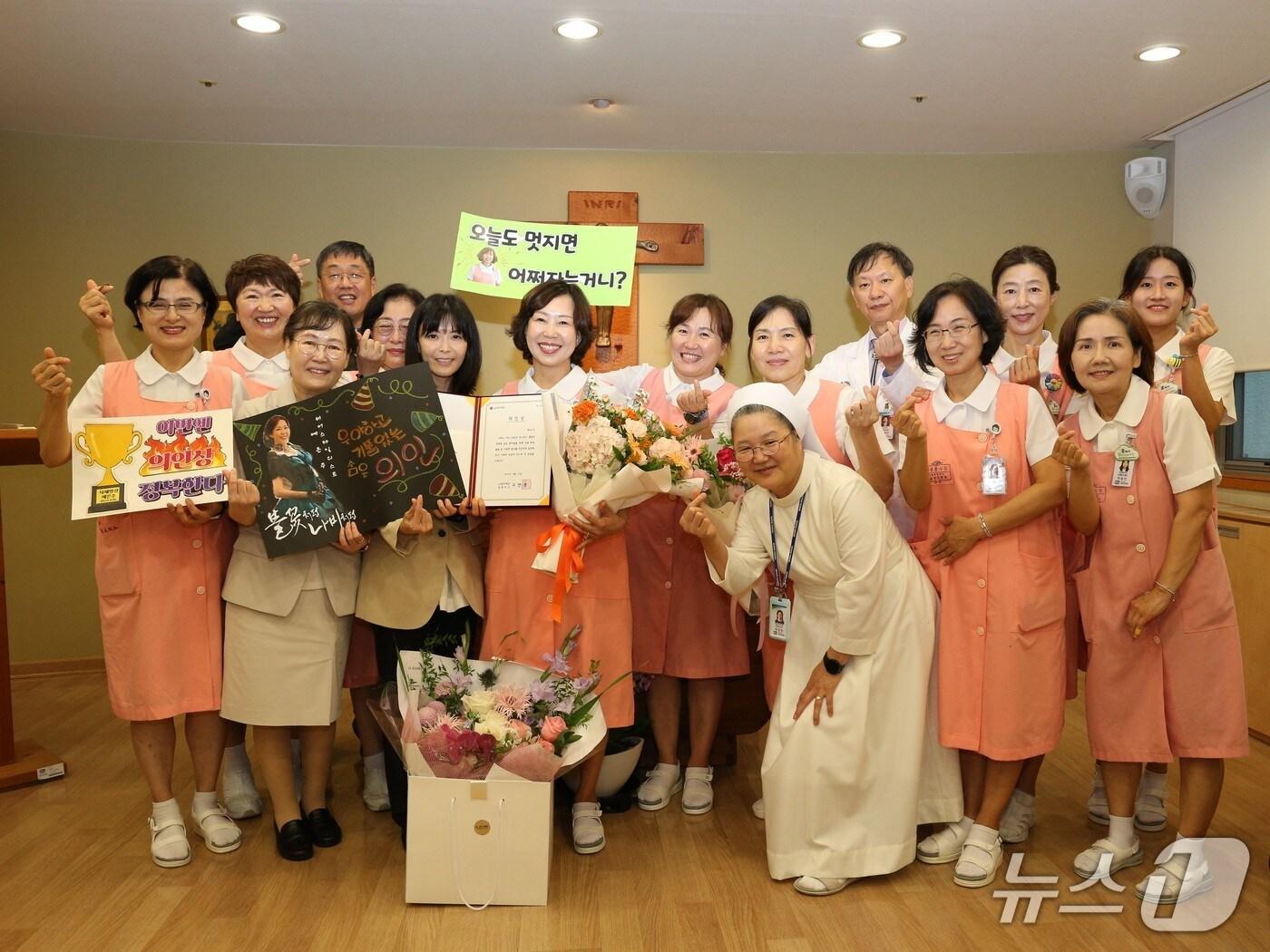 본문 이미지 - LG복지재단 구연경 대표이사와 예은주 봉사자, 서울성모병원 호스피스완화의료센터 관계자 및 봉사자들의 모습&#40;가톨릭대학교 서울성모병원 제공&#41;