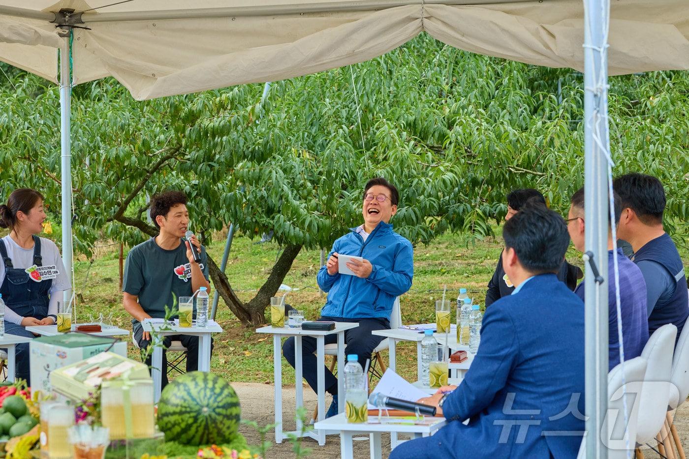 이재명 대통령이 지난 16일 세종시 전동면 조일농원에서 열린 청년 농업인 간담회에서 참석자의 발언을 들으며 미소를 짓고 있다. &#40;이재명 대통령 SNS. 재판매 및 DB 금지&#41; 2025.9.17/뉴스1 ⓒ News1 이재명 기자