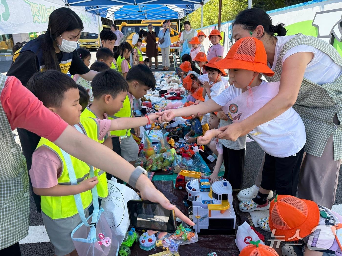 본문 이미지 - 어린이집 원생이 지구 지킴이 어린이 나눔마켓에 참여하고 있다.(부산 영도구 제공. 재판매 및 DB 금지)