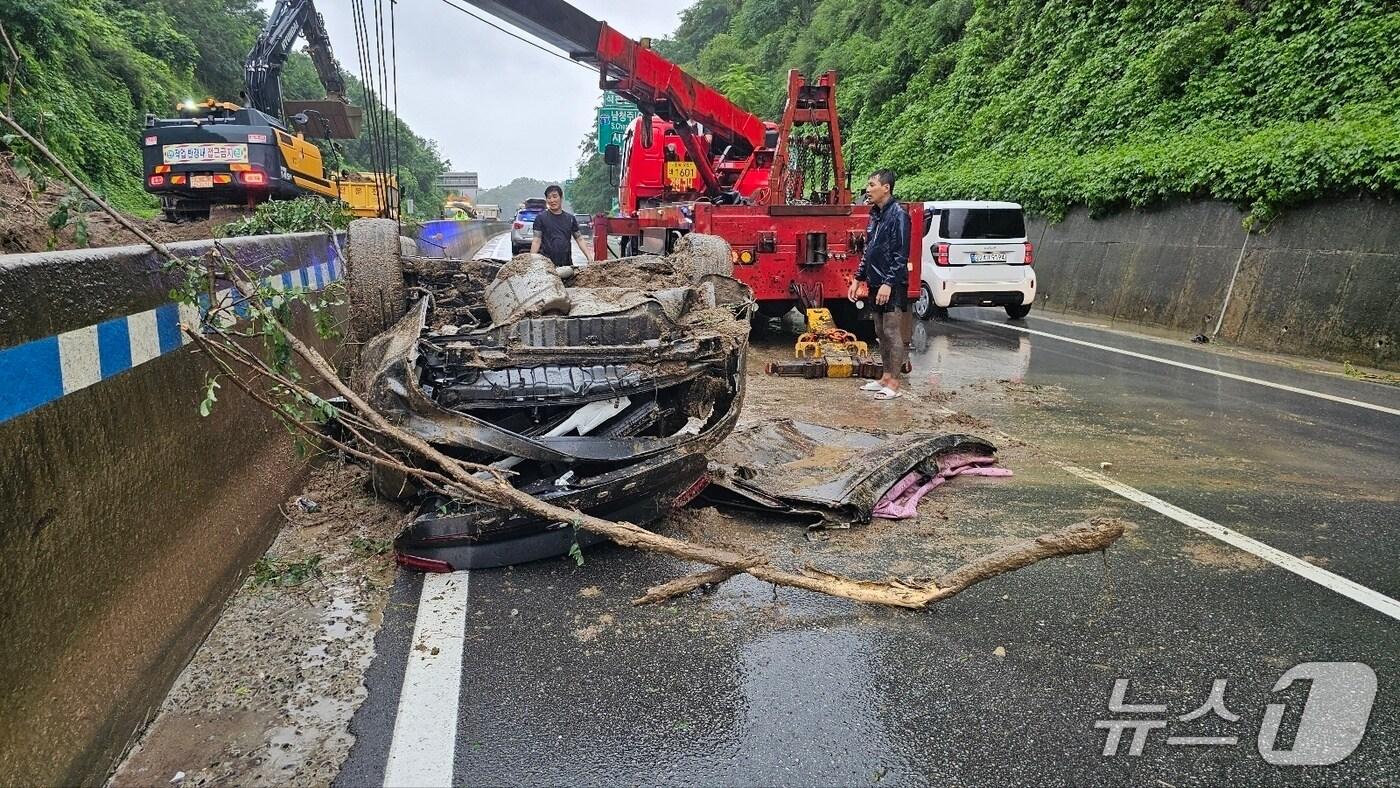 지난 2023년 7월15일 충북 청주시 서원구 남이면 석판리 3순환로 옆 야산에서 산사태가 발생해 차량 1대가 매몰됐다.(독자 송영훈씨 제공. 재판매 및 DB금지)./뉴스1