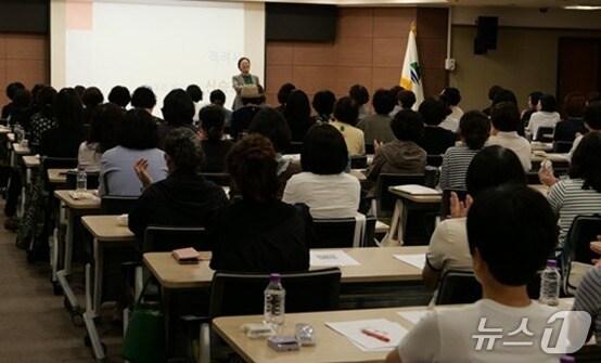 본문 이미지 - 강원 원주시가족센터가 지난 16일과 17일 원주시청 다목적홀에서 234명의 아이돌보미들이 참여한 가운데 &#39;2025년 하반기 집담회&#39;를 개최했다. &#40;원주시 제공. 재판매 및 DB금지&#41; 2025.9.17/뉴스1