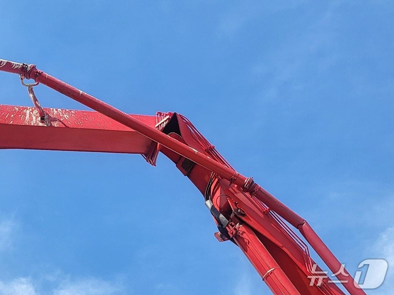 본문 이미지 - 부산 기장군 신축 공사현장에서의 펌프카 붐대.(기장경찰서 제공. 재판매 및 DB금지)