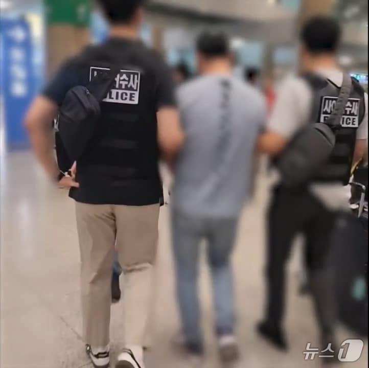 본문 이미지 - 지난 8월~9월에 걸쳐 경기 광명, 서울 금천 등지에서 발생된 &#39;KT 휴대전화 소액결제 사건&#39;의 용의자 중국인 2명이 인천공항과 서울에서 각각 검거됐다. 사진은 지난 16일 검거 장면. &#40;경기남부경찰청 제공. 재판매 및 DB 금지&#41; 2025.9.17/뉴스1 ⓒ News1