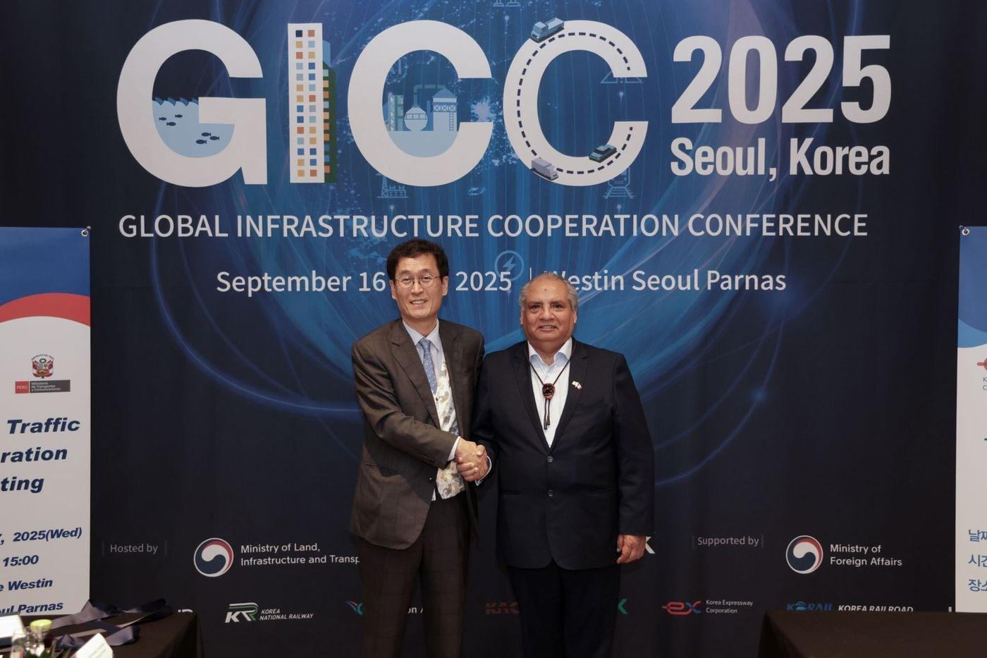 함진규 한국도로공사 사장(왼쪽)과 세사르 카를로스 산도발 포조페루 교통통신부 장관이 17일 면담 후 기념촬영을 하고 있다.(한국도로공사 제공)