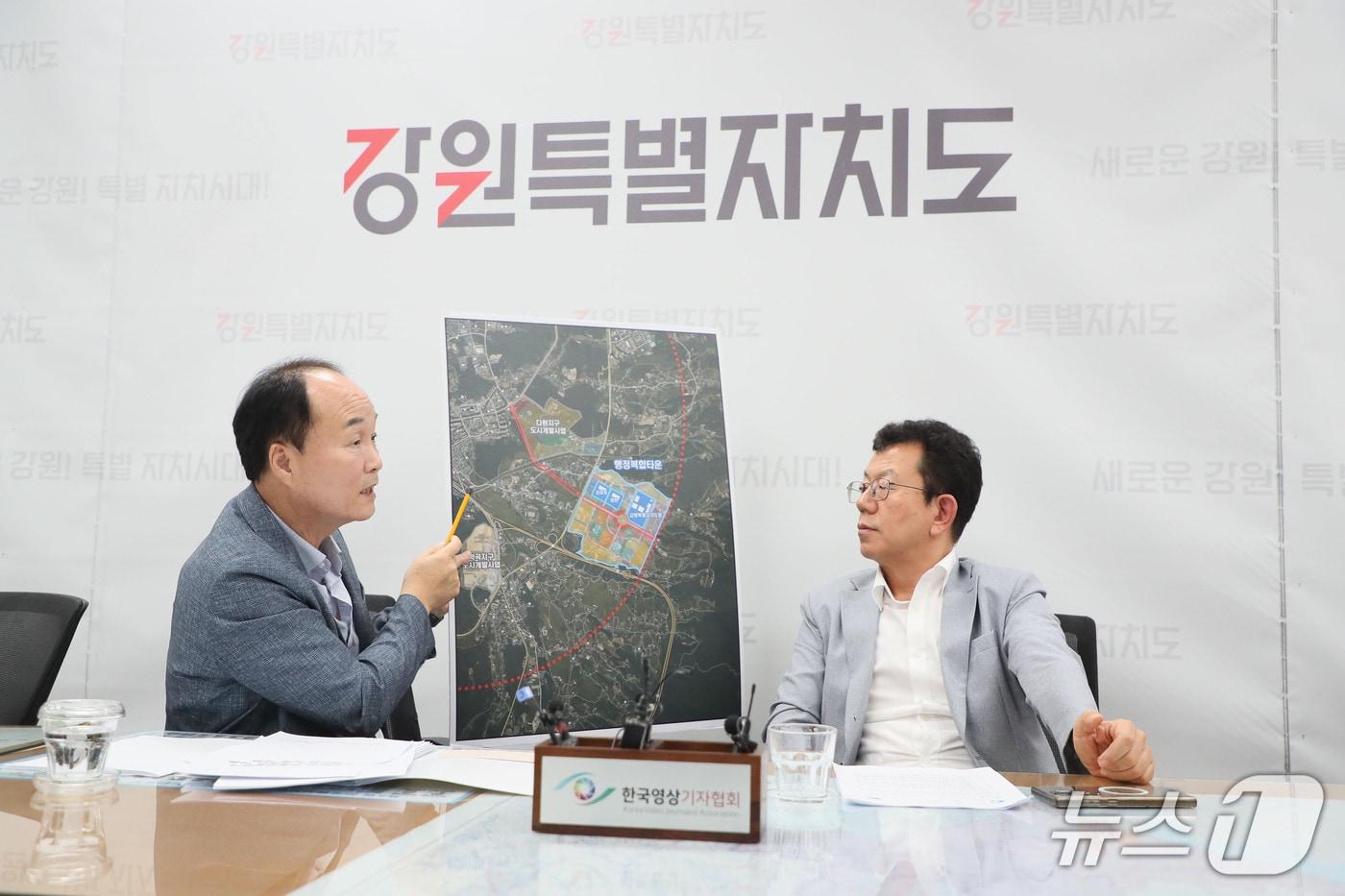 강원도 신청사 교통영향평가 행정절차 진행과 관련한 기자간담회를 하는 이준호 도청 이전 추진단장.(강원도 제공. 재판매 및 DB금지)/뉴스1