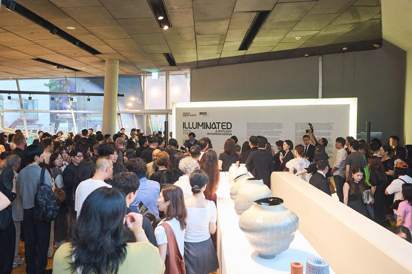 '창작의 빛 한국을 비추다' 전시 관람 모습(서울디자인재단 제공)