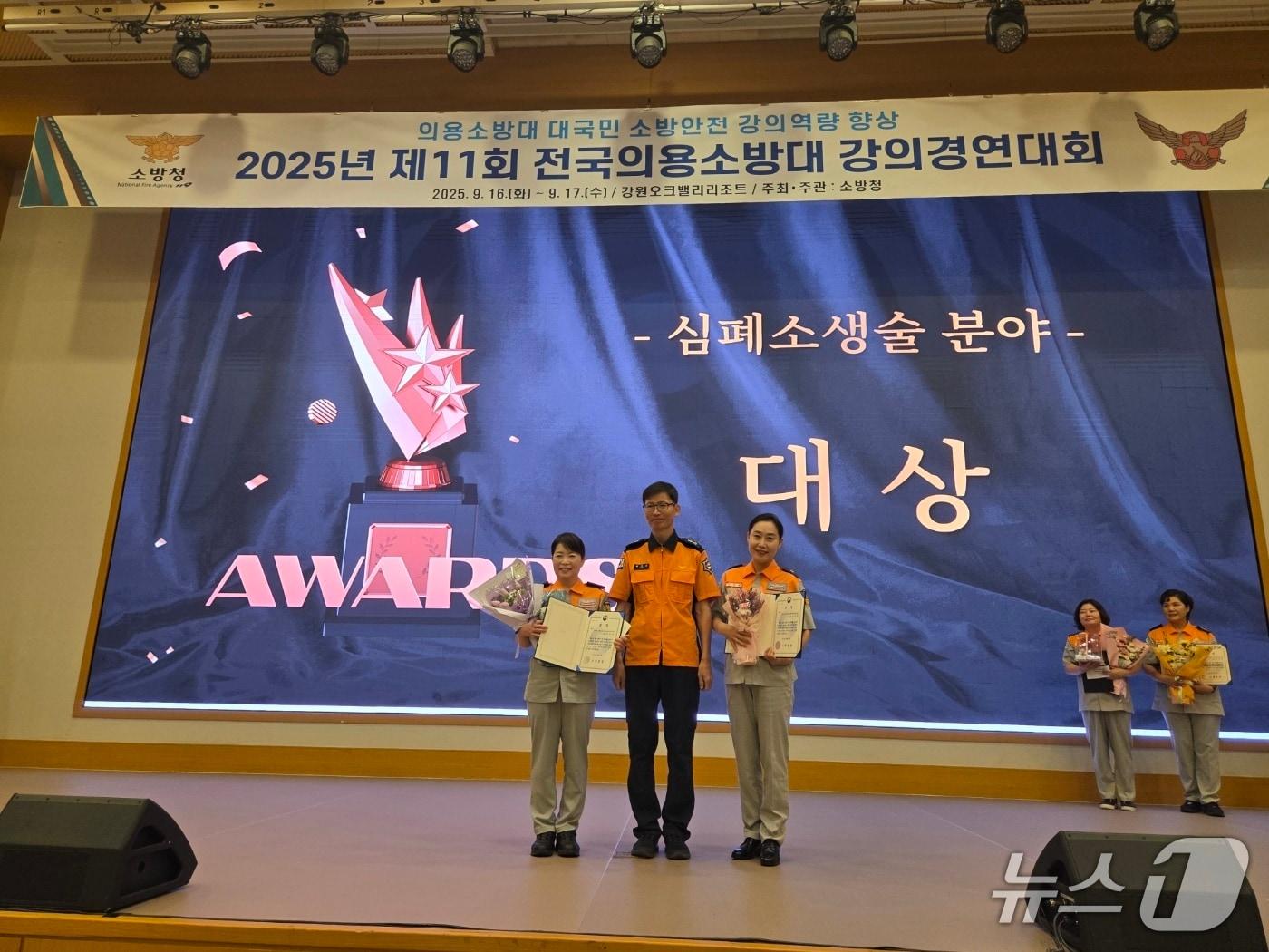 본문 이미지 - 태안소방서 원북면 여성의용소방대가 제11회 전국 의용소방대 강의경연대회에서 대상을 수상한 뒤 기념촬영을 하고 있다. &#40;충남소방본부 제공, 재판매 및 DB금지&#41; /뉴스1